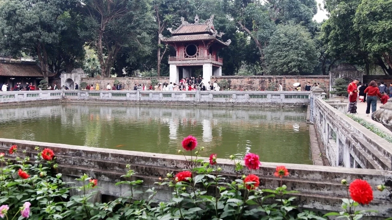 Hồ Văn trong khuôn viên Văn Miếu Quốc Tử Giám