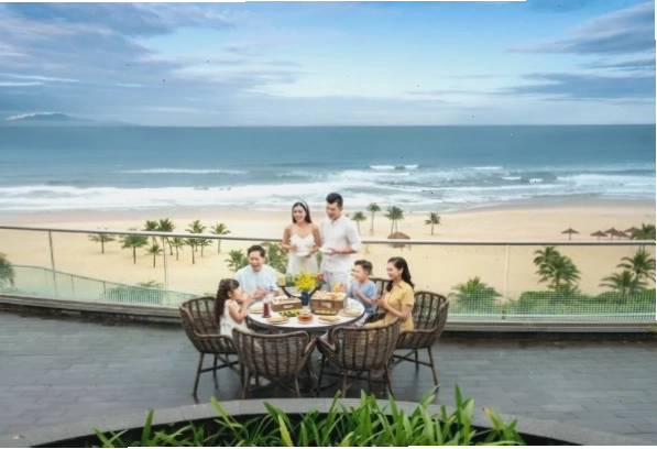 Hoàng hôn tuyệt đẹp trên Vịnh Hạ Long nhìn từ xa