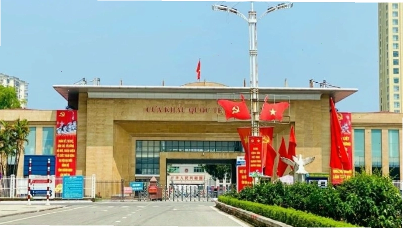 Hoạt động giao thương sôi nổi tại Cửa khẩu Quốc tế Móng Cái