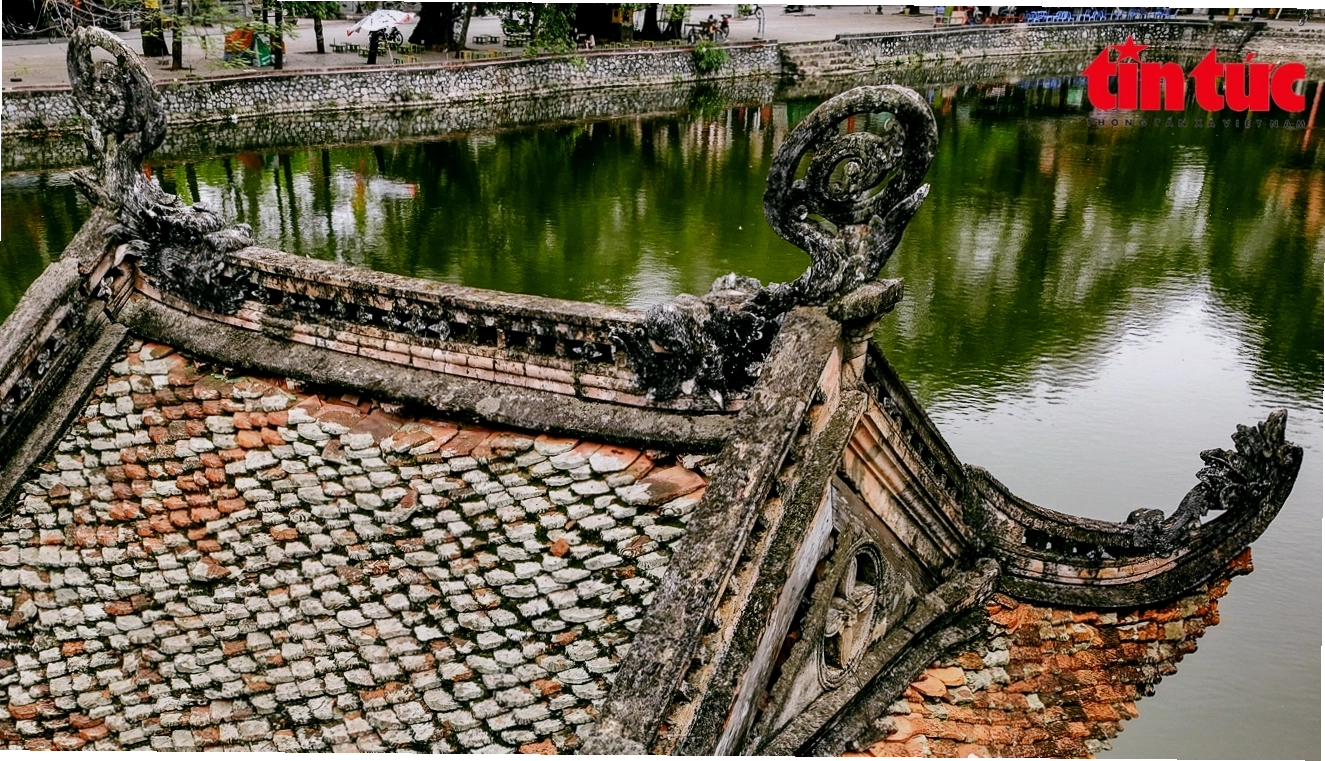Hoạt động làm bánh tôm Hồ Tây tại khu vực Phố cổ Hoa Lư