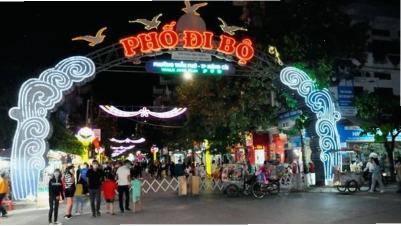 Hoạt động sôi động trên Phố đi bộ Trần Phú