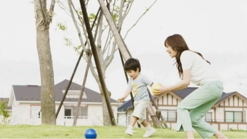 Hoạt động thể chất ngoài trời giúp bé gái phát triển khỏe mạnh