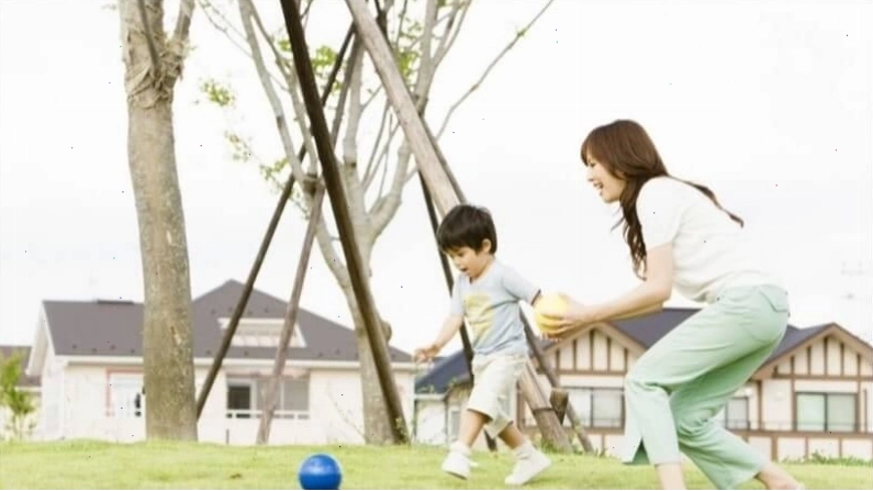 Hoạt động thể chất ngoài trời giúp bé gái phát triển toàn diện