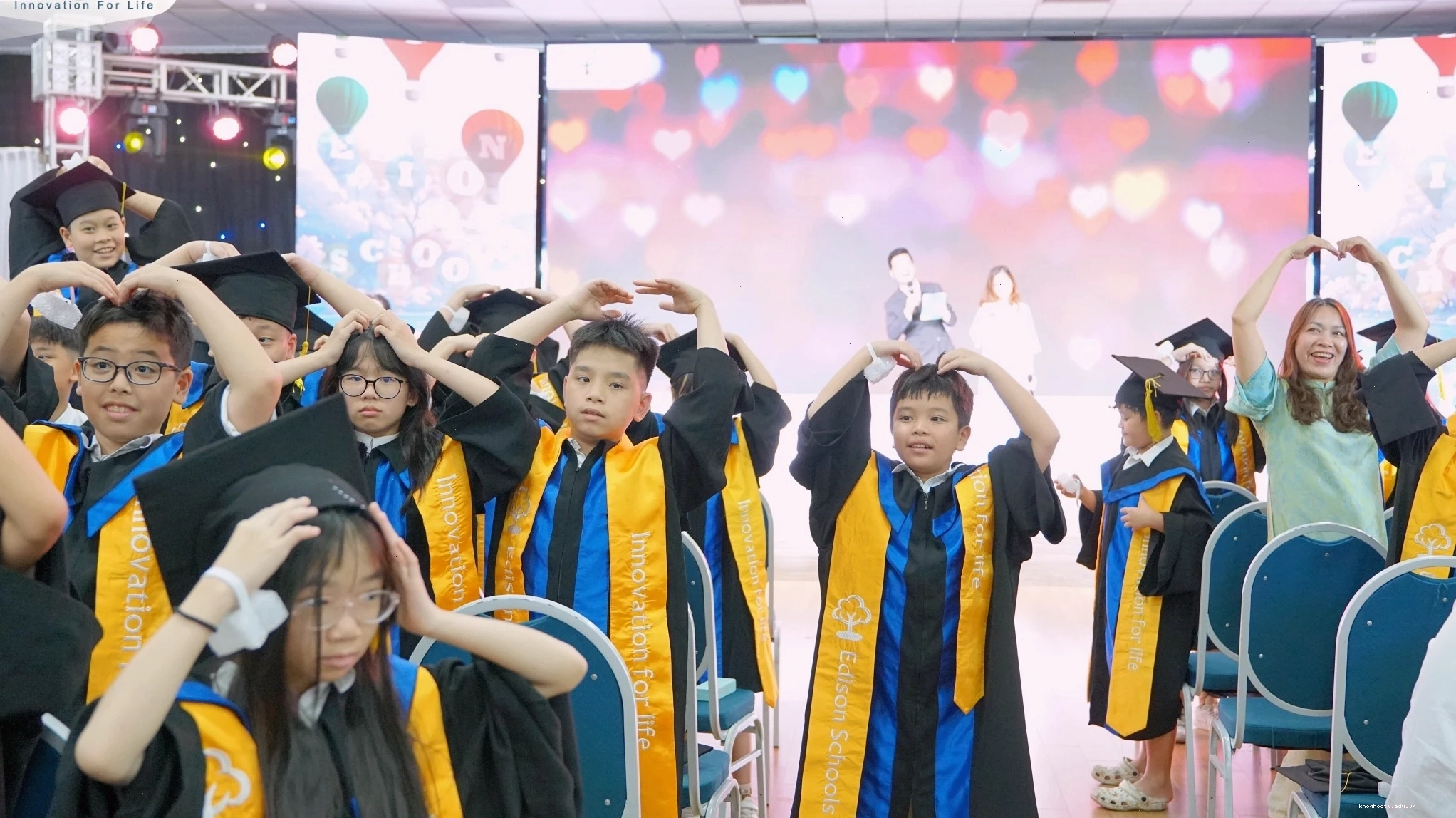 Học sinh thảo luận về bài toán ước và bội