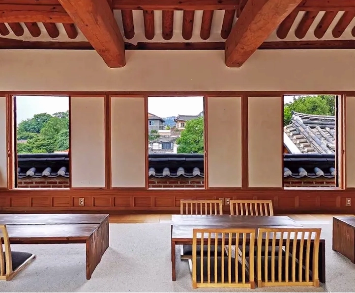 Hội trường Bukchon Hanok trưng bày nghệ thuật thêu truyền thống