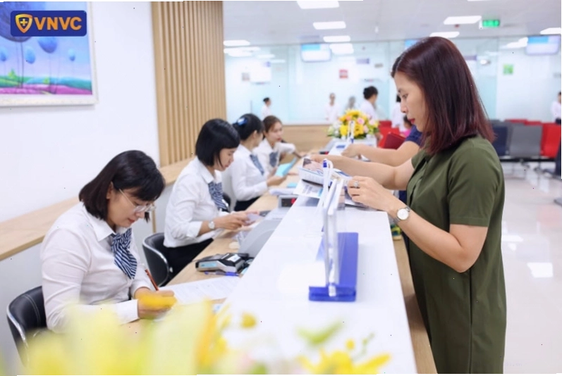 Khách hàng đang làm thủ tục tại VNVC Cần Thơ