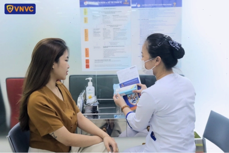 Khách hàng được tư vấn và tiêm vắc xin HPV tại VNVC