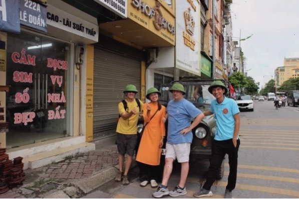 Khách hàng mỉm cười trên xe Jeep trong chuyến tham quan di sản Hà Nội