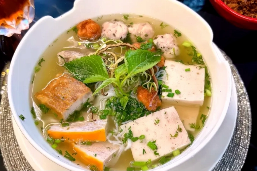 Khám phá Hà Nội qua bát bún mọc thơm ngon