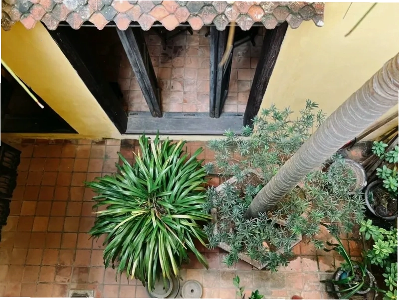Khoảng sân bên trong Nhà cổ Mã Mây, ngăn cách các không gian chức năng