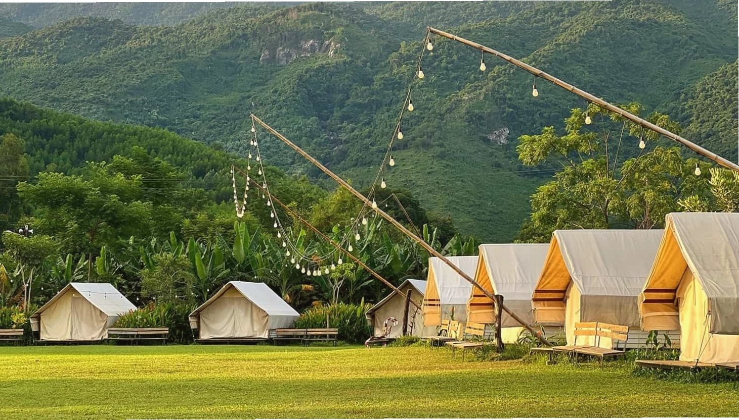Không gian bao la tại Làng Mê với cây xanh và hồ nước
