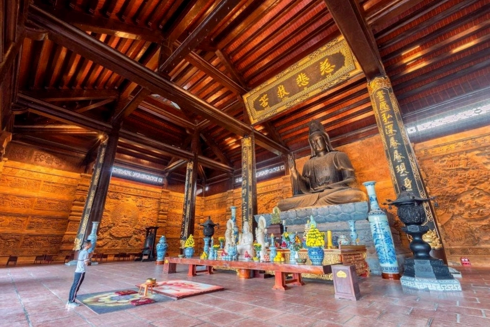 Không gian bên trong Điện Quan Âm. Xung quanh là những bức phù điêu tinh xảo