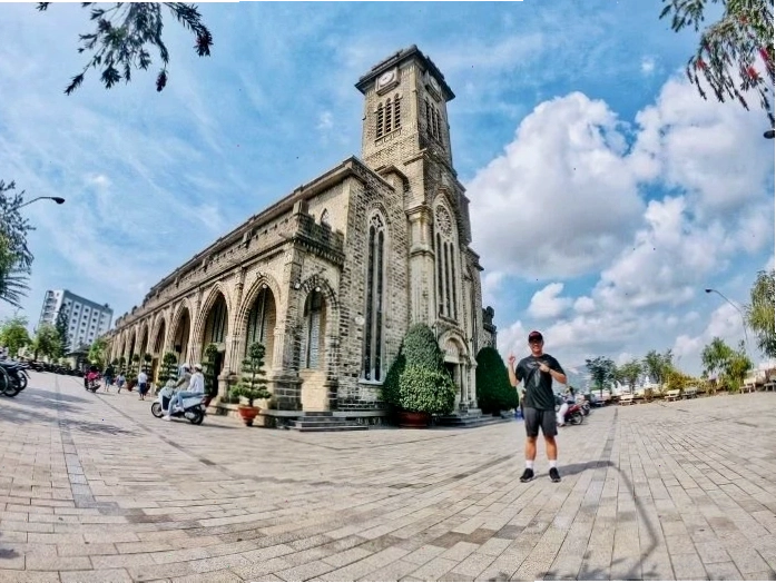 Không gian bên trong Nhà thờ Đá Nha Trang với các cột đá và cửa kính màu