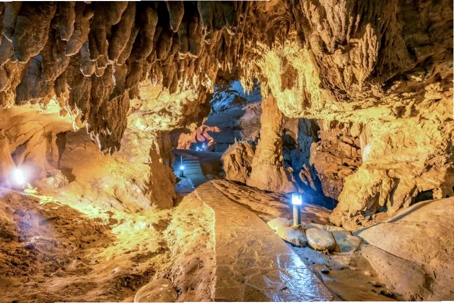Không gian huyền ảo bên trong Động Ngườm Ngao với các khối thạch nhũ độc đáo