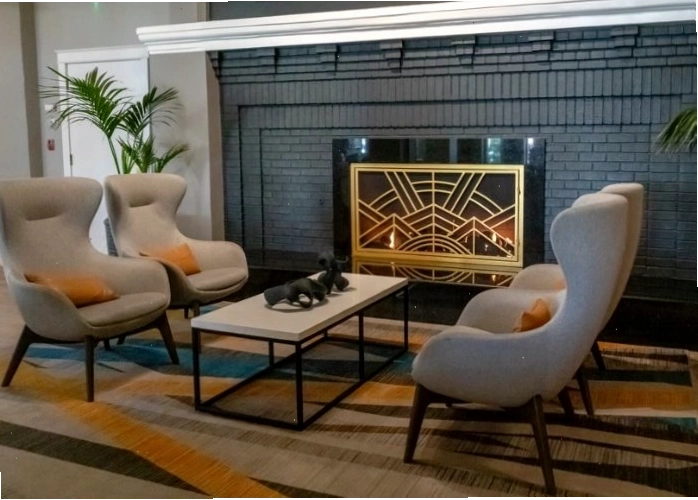 Không gian nội thất với phong cách Art Deco đặc trưng bởi họa tiết hình học và màu sắc tương phản