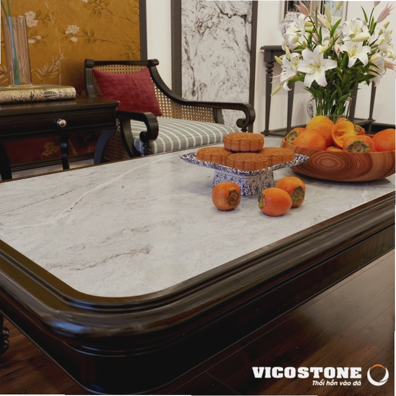 Không gian phòng khách Indochine ấm cúng với điểm nhấn là các mảng tường ốp đá VICOSTONE