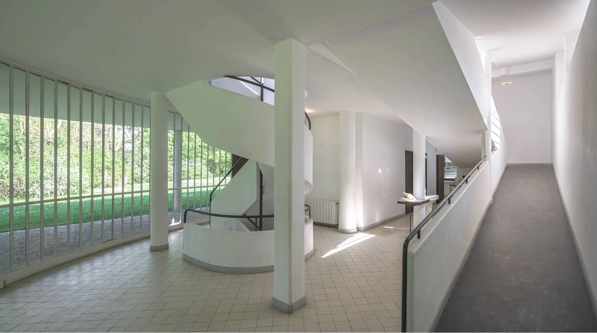 Không gian phòng khách Villa Savoye với ánh sáng tự nhiên