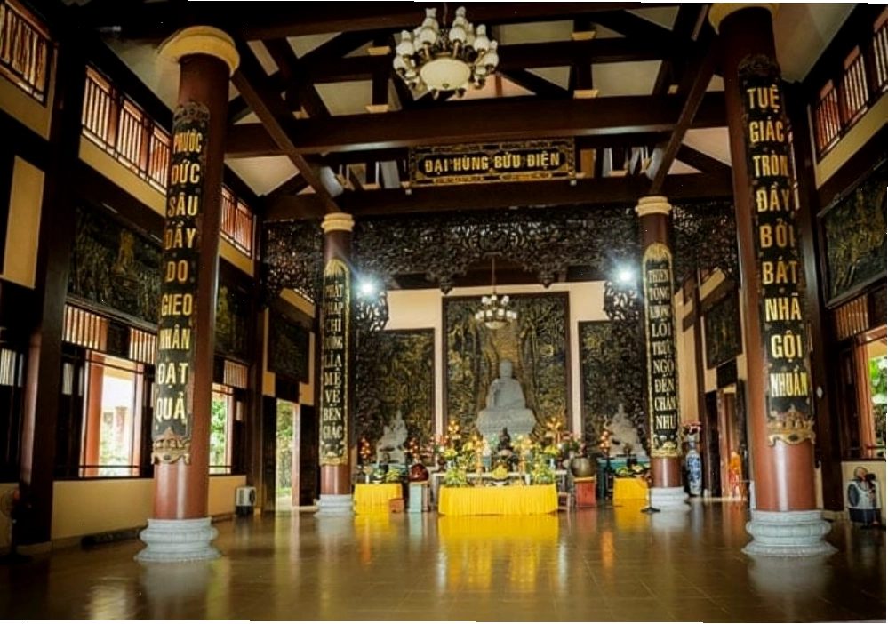 Không gian rộng rãi trong chính điện Chùa Tây Thiên