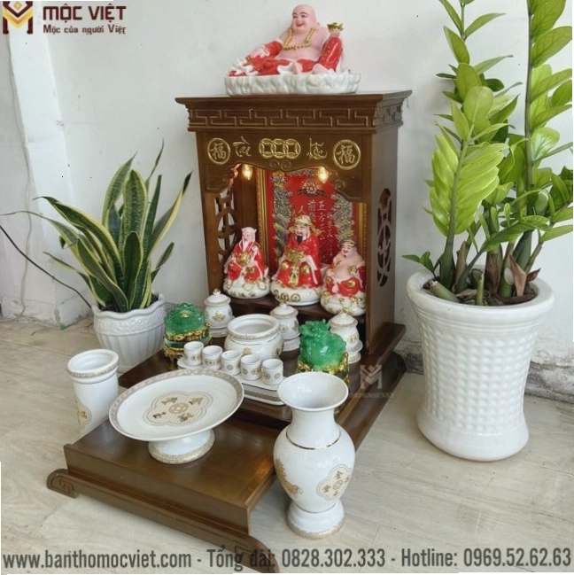 Không gian thờ cúng trang nghiêm với bàn thờ Ông Địa Thần Tài hiện đại