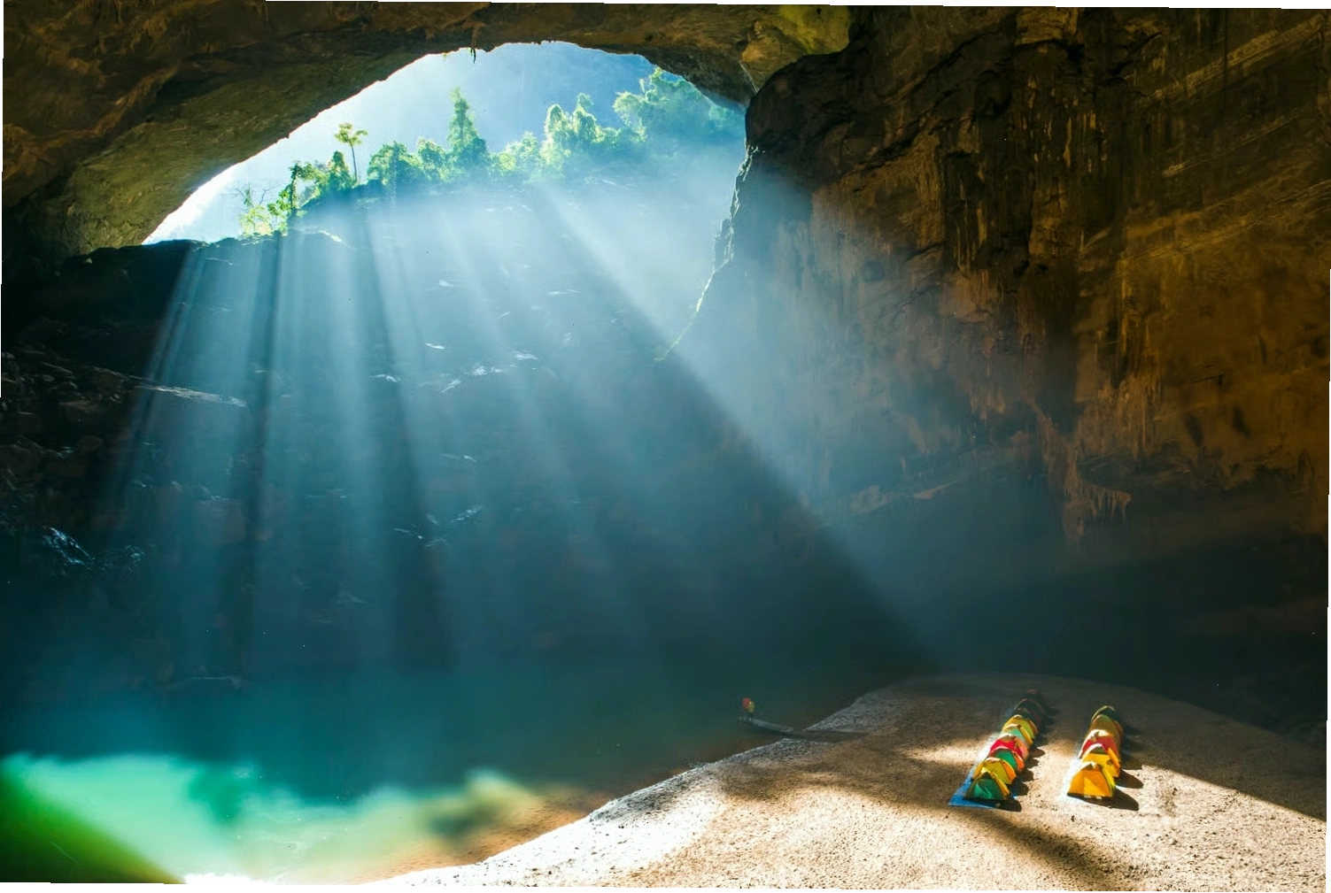 Không gian thoáng đãng tại bãi cắm trại bên trong Hang Én