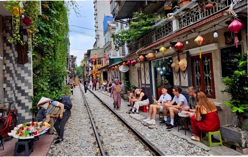 Không gian thư giãn tại phố cà phê đường tàu
