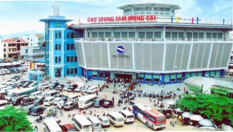 Không khí mua sắm nhộn nhịp tại Chợ Móng Cái
