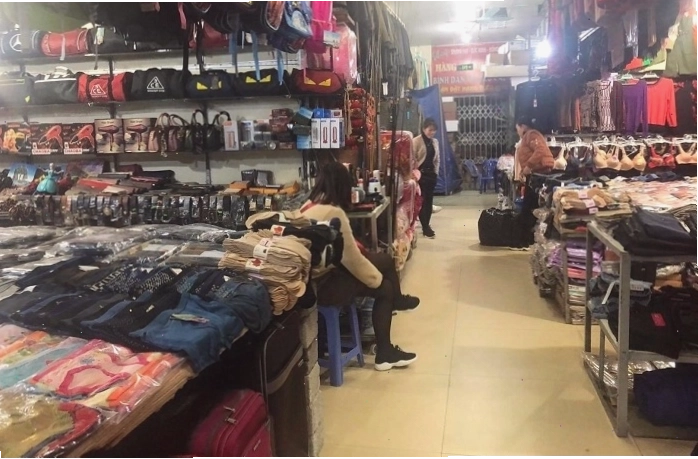 Không khí mua sắm tấp nập tại chợ Tân Thanh