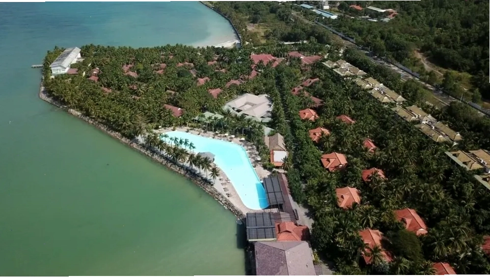 Khu nghỉ dưỡng Diamond Bay Resort & Spa gần bãi biển Nhũ Tiên