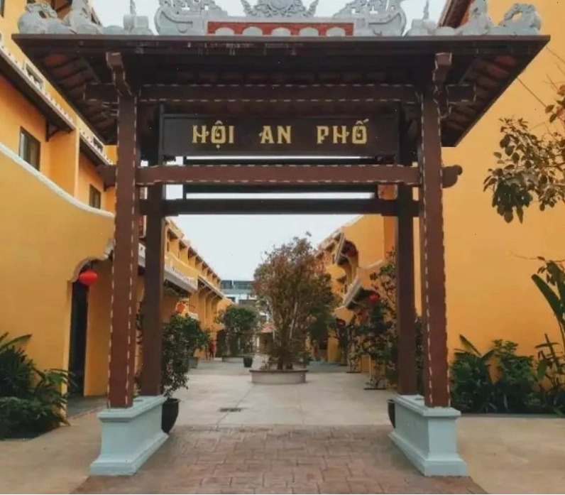 Khu vực ăn uống sầm uất tại phố cổ Hạ Long