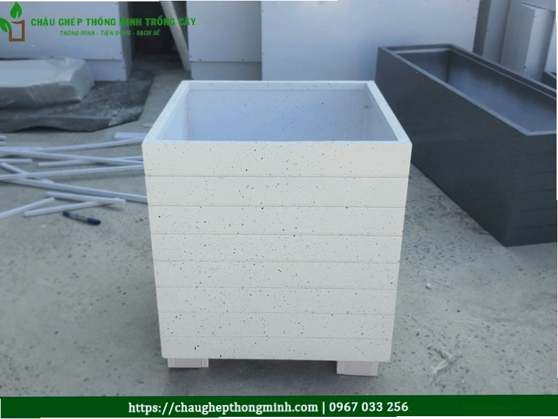 Khu vực làm việc thêm sinh động với cây xanh trong chậu composite
