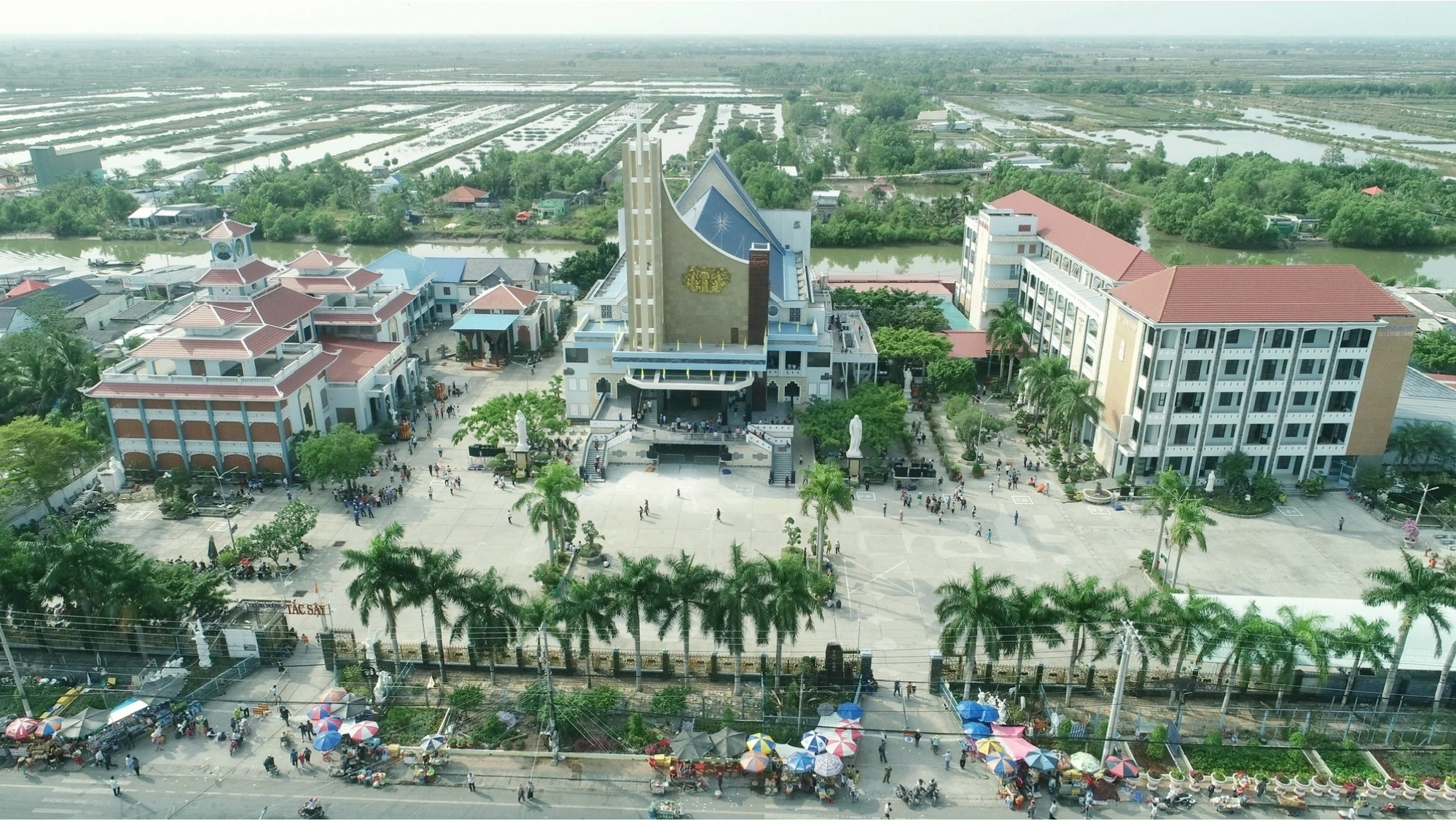 Khu vực mộ Cha Trương Bửu Diệp tại Nhà thờ Tắc Sậy