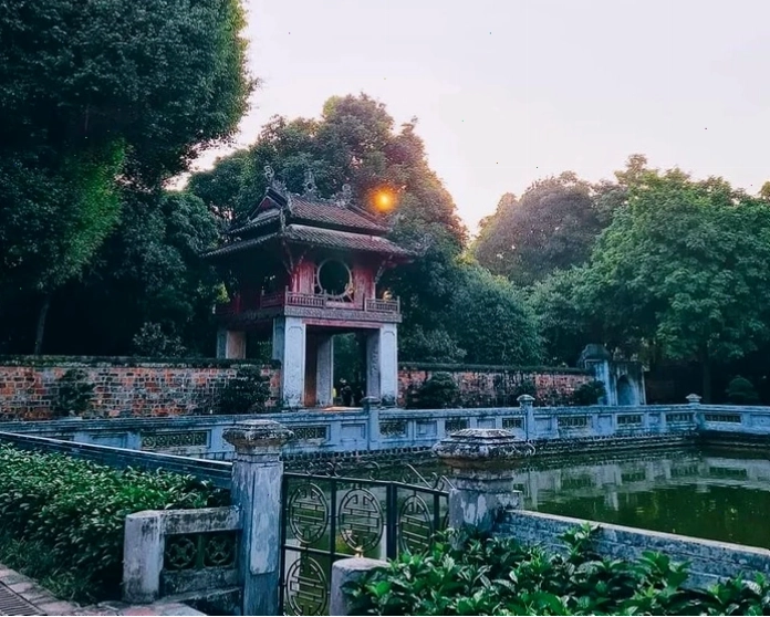Khuê Văn Các dưới ánh nắng chiều tại Văn Miếu