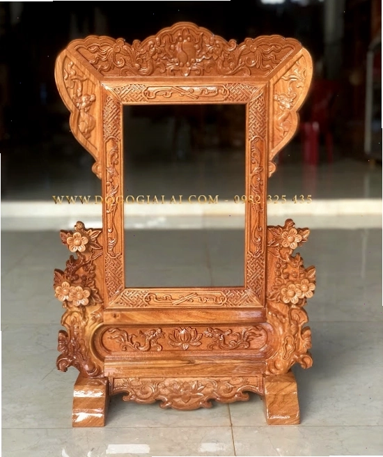 Khung ảnh thờ bằng gỗ với thiết kế đơn giản và họa tiết trang nhã