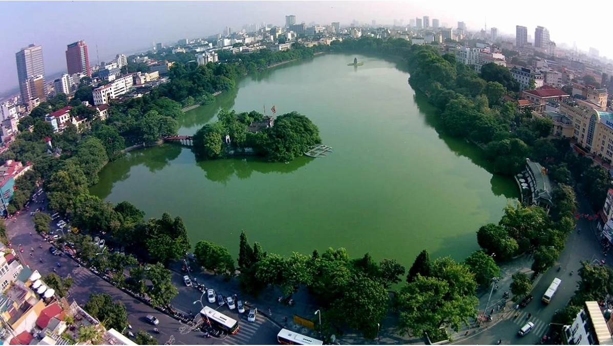 Khung cảnh Hồ Gươm về đêm lung linh và huyền ảo