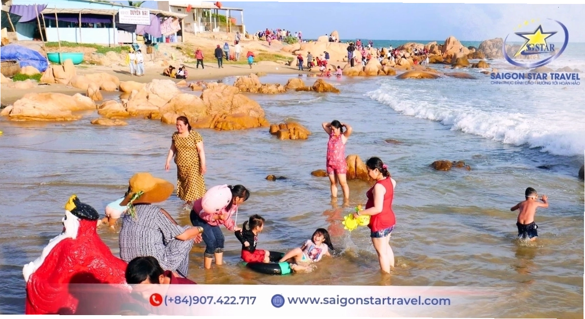Khung cảnh hoang sơ của bãi biển Cổ Thạch với những khối đá nhấp nhô