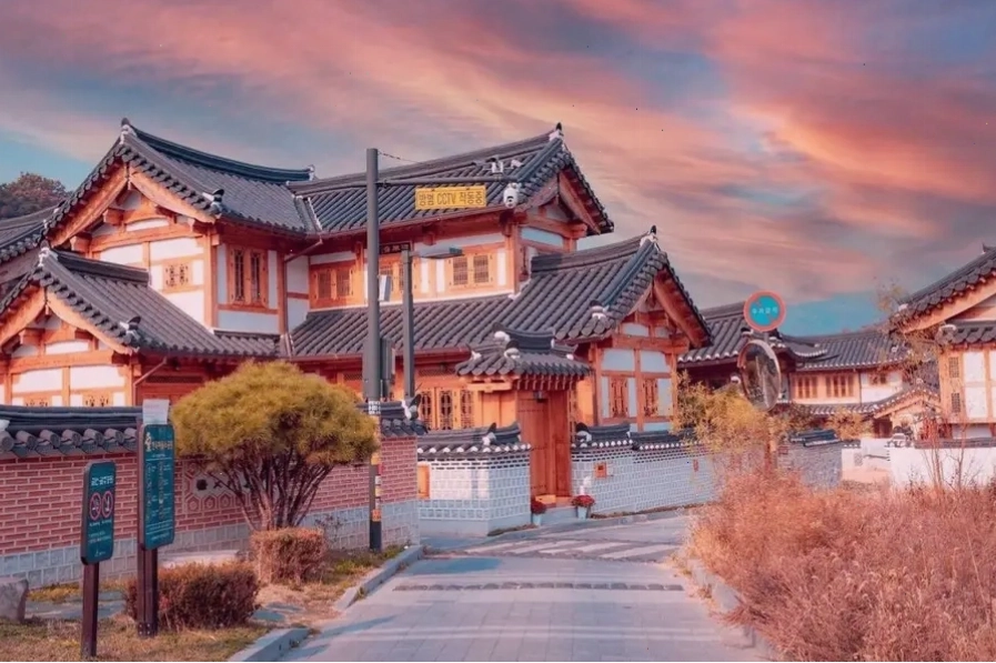 Khung cảnh làng Bukchon Hanok lúc hoàng hôn