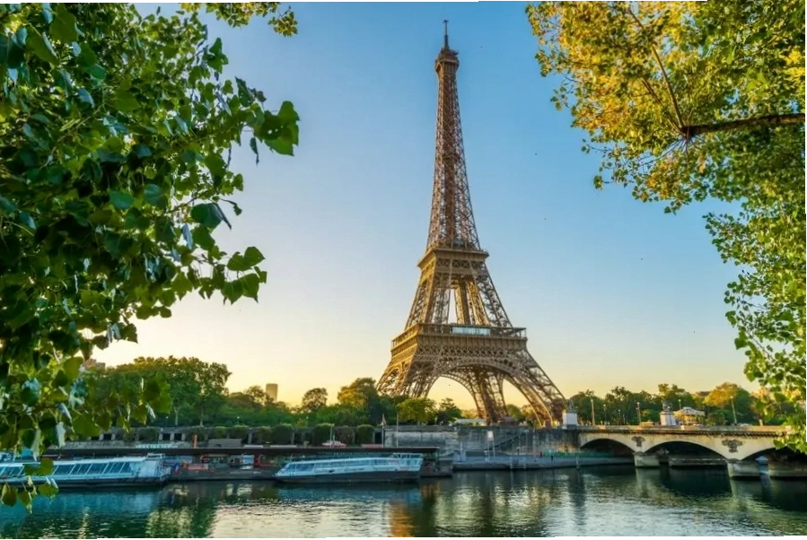 Khung cảnh Paris nhìn từ Tháp Eiffel