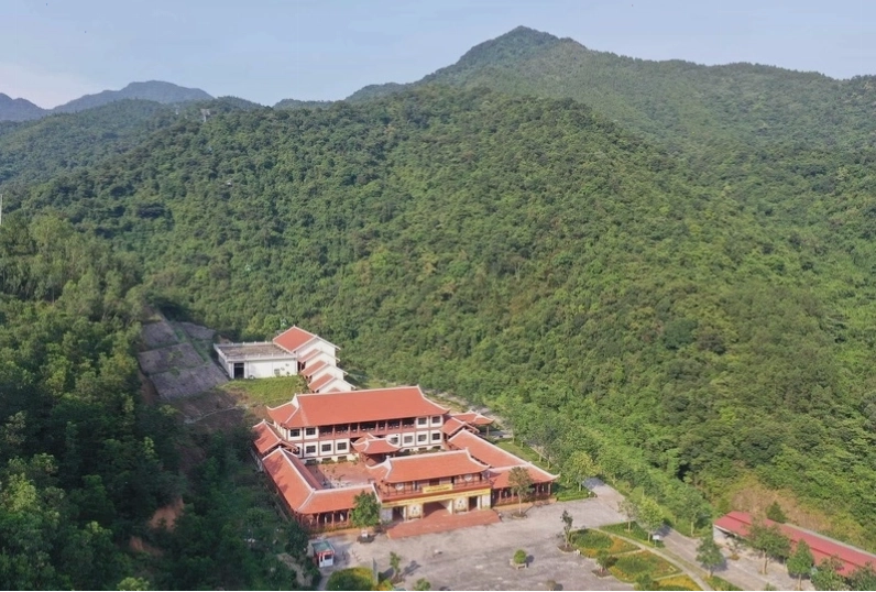 Khung cảnh thiên nhiên hùng vĩ xung quanh Am Ngọa Vân