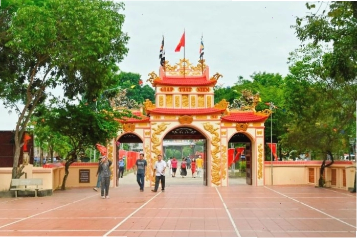 Khuôn viên Dinh Thầy Thím với cây xanh và không gian thoáng đãng