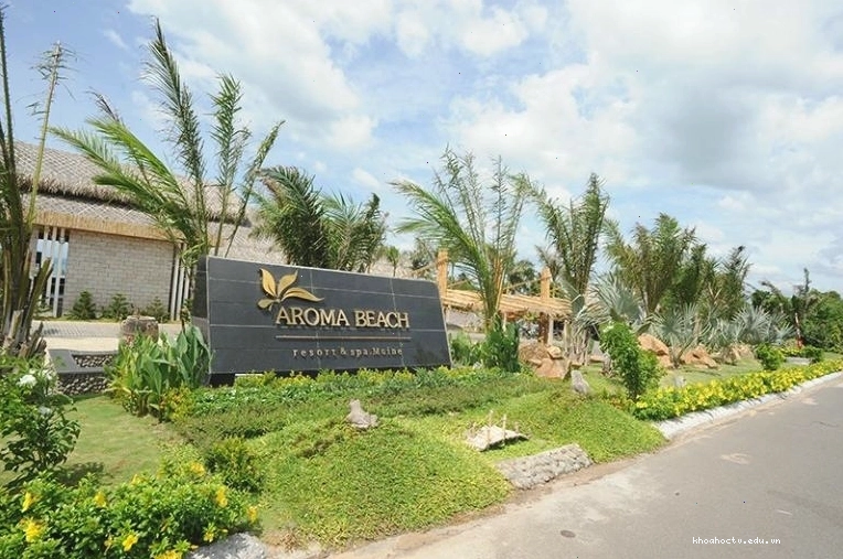 Kiến trúc Aroma Beach Resort & Spa với gam màu trắng và mái ngói đỏ đặc trưng