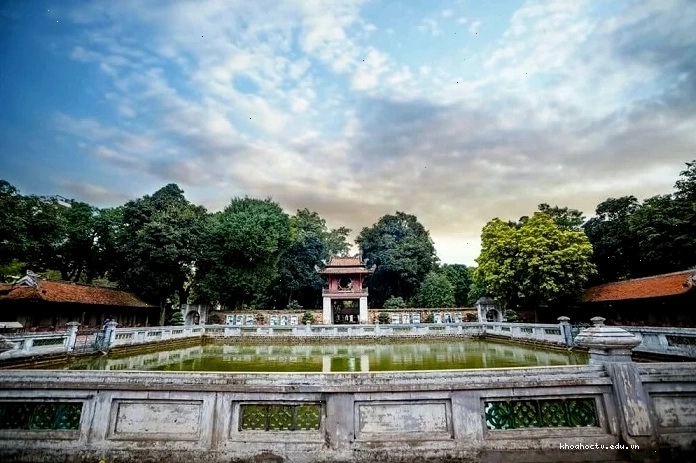 Kiến trúc cổ kính của Văn Miếu Quốc Tử Giám với các cổng và sân rộng