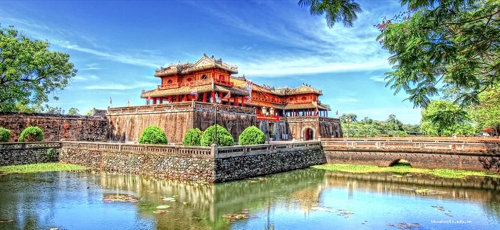 Kiến trúc cổng và tường thành Huế trong ánh nắng chiều