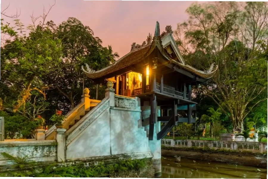 Kiến trúc của Chùa Một Cột với cột đá và đài sen