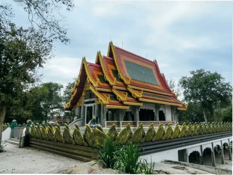 Kiến trúc độc đáo của ngôi chùa Ao Noi trên đảo Koh Samet