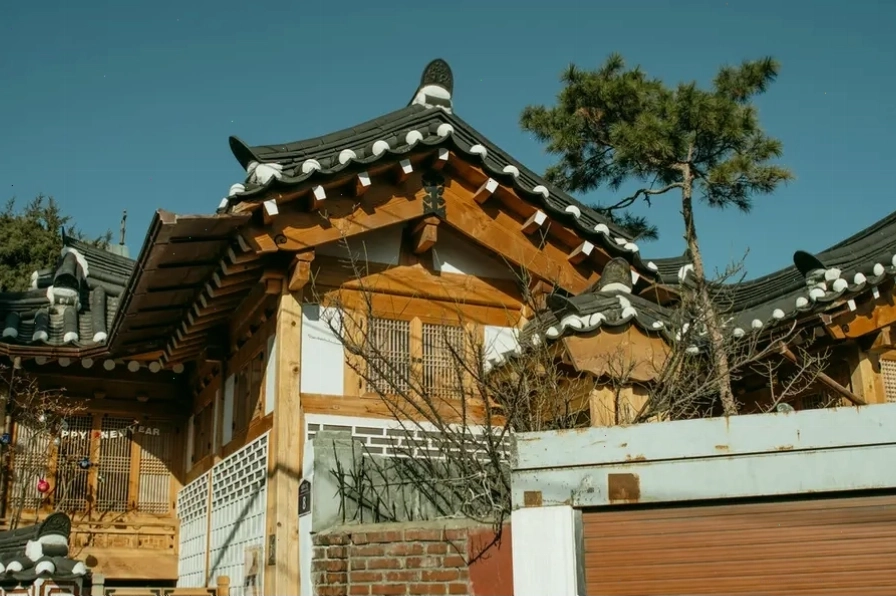Kiến trúc nhà Hanok truyền thống với mái ngói cong đặc trưng