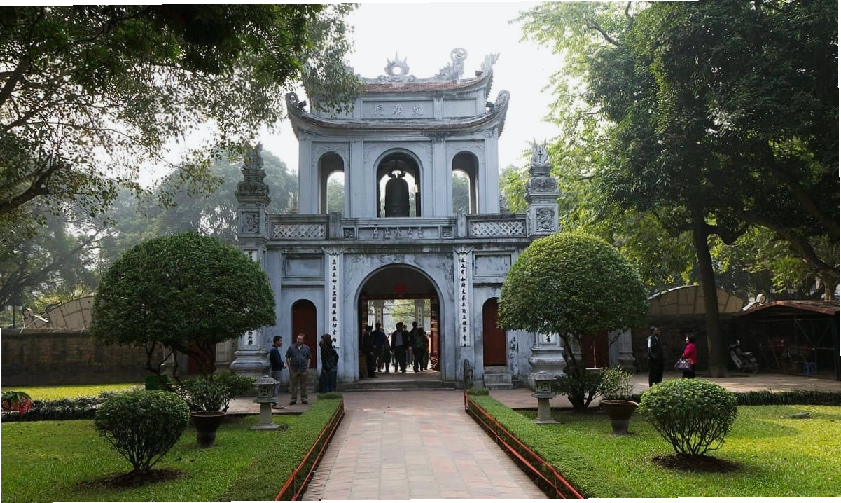 Kiến trúc tổng quan của Văn Miếu Quốc Tử Giám dưới ánh nắng