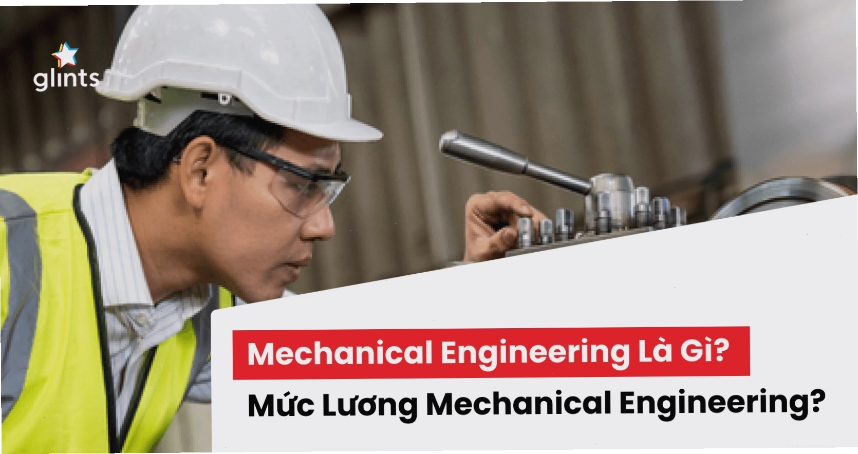 Kỹ sư cơ khí đang làm việc trong môi trường công nghiệp hiện đại