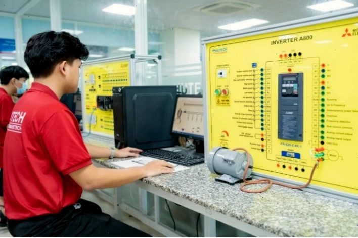 Kỹ sư kỹ thuật điện đang làm việc với bảng điều khiển