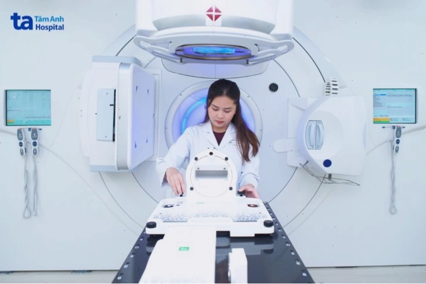 Kỹ sư Nguyễn Thị Thể Lam kiểm tra máy gia tốc tuyến tính trước khi vận hành xạ trị cho người bệnh