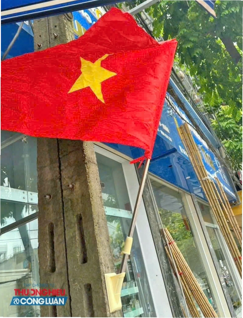 Lá cờ đỏ sao vàng tung bay rực rỡ trong ngày Quốc khánh 2/9